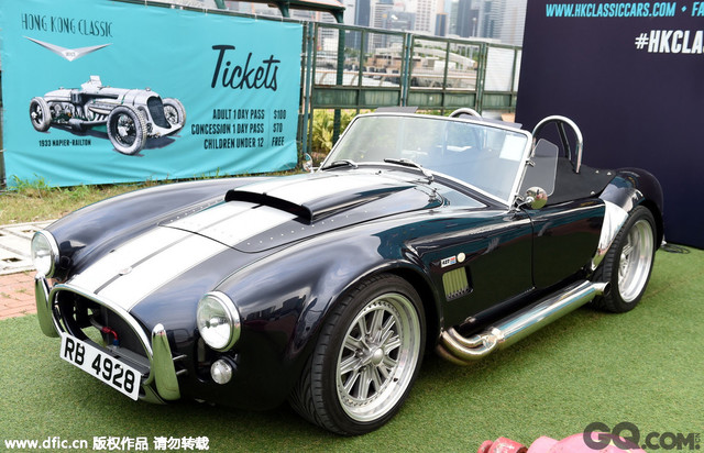 中国香港，一场古典老爷车和各式怀旧事物的世界级盛事-香港复古嘉年华在中环海滨活动空间盛大举行，展品价值数百万元，包括首次在亚洲亮相的1933年Napier-Railton。重头展品Napier-Railton赛车，这款有82年历史的24升引擎赛车多次打破世界速度纪录，是英国布鲁克兰博物馆的馆藏，向来鲜有亮相。今次来亚洲首度亮相，保险金额高达1亿港元，是无价的英国国宝。同场展出的还有半岛酒店的1934年劳斯莱斯Phantom II（幻影II）。另外，为亦展出被誉为最型电影汽车的1981年DeLorean DMC-12，以纪念经典电影《回到未来》上映三十周年。虽然汽车是嘉年华的主角，但大会亦设有很多以怀旧和汽车为主题的节目，让全家大小欢渡周末。届时，现场会有售卖怀旧衣服、家居用品、限量版画和纪念品的小摊档，亦有大量食物和饮品，让前来参观的家庭在野餐区边吃边休息，儿童可在模拟高卡车和踏板车上玩乐。