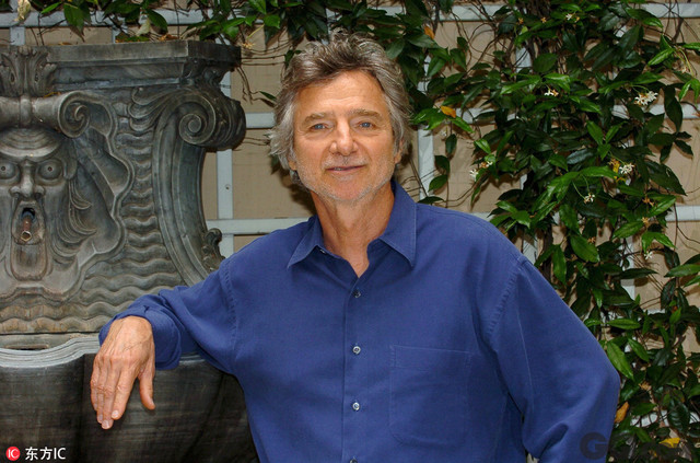 1987年，柯蒂斯·汉森还执导了向著名导演希区柯克致敬的《血窗迷魂》，该片的剧本也是由他创作；1990年他执导了《都市狂情》。