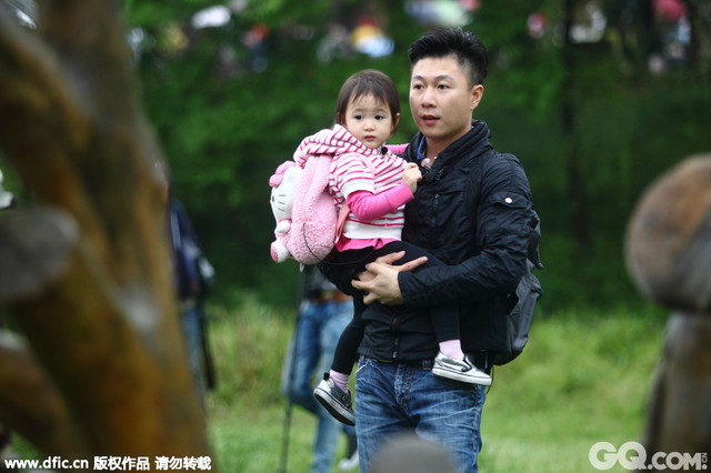 2014年7月2日，北京，《爸爸回来了》剧照。奥莉、李小鹏