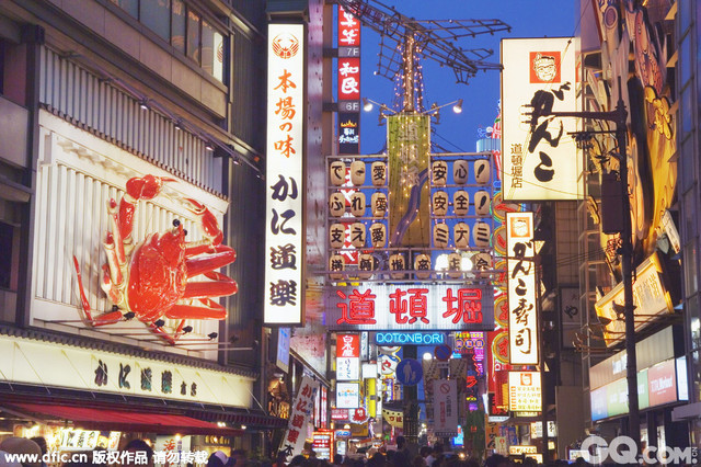 是日本大阪第一大的食品街，只要步入此地，目不暇给的各种新鲜美食必定让您胃口大开。而热情幽默的大阪人，一定也会让您体验一次独一无二的欢乐美食旅！
