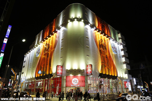 2015年2月28日，日本名古屋，市中心的“荣(Sakae)”街区是知名的繁华商圈，规模巨大的地下商业街外，Sunshine Sakae、Lachic、以及老牌的三越百货等商城和各家专卖店都设在这里。这里也是中国旅游团抢购日本商品的重要购物点之一。