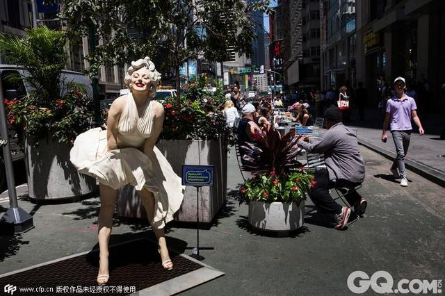 这座雕像的设计灵感来自于梦露在其1955年拍摄的电影《七年之痒》中的经典画面。