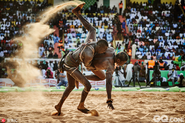 在某个程度上而言，塞内加尔“Gris-gris”摔跤脱胎于非洲西部传统摔跤活动的形式与招式，但有所不同的是这种摔跤允许双方击打对手的手部。此外，“Gris-gris”摔跤的历史根植于远古时候当地人为应付战事而向士兵讲授各种战斗技巧的课程，因而比现代摔跤运动保留了更多男性力量及气概方面最原始、最直白的展示。