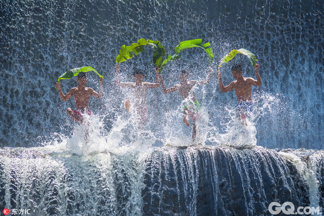 摄影师拍巴厘岛少年瀑布上戏水 花式冲澡不要太爽