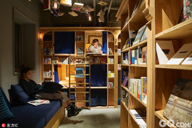 日本京都，继去年以书店为主题的东京书香入梦旅馆开张之后，世界各地的书虫纷纷前往体验，如今，这家旅馆在京都也有分店了。书香入梦旅馆有多达5000本书供客人阅读，里面设有20个床位，18个标准床位住宿一晚只要50美元（约344元人民币），床下有放行李的空间，电源插座、衣架、窗帘等一应俱全，当然还有必不可少的读书灯。