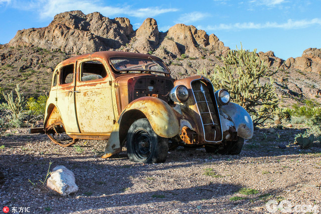 美国内华达州尼尔逊，这座鬼城曾欣欣向荣，拥有丰富的金矿，如今却成了荒凉之地。在沙漠中有一堆生锈的废弃车，包括淡黄色的巴士、面包车和小轿车。另外几张照片中，还可以看到该地区零零散散的住房和博物馆，以及报废数年的汽油泵。凯文·科斯特纳和库尔特·拉塞尔主演的电影《惊天骇地》（3000 Miles to Graceland）曾在这里取景，这里还能看到当时电影拍摄期间坠毁的一架飞机。