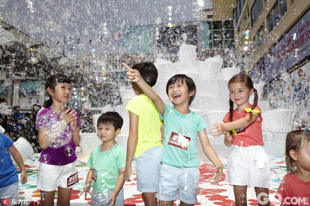 中国香港，今年暑假，香港海港城即日（8月2日）至20日举办公共艺术计划-“Bubble Up”，邀请到日本当代艺术家“大巻伸嗣”举行首个香港个人艺术展。