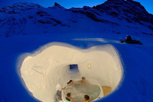 瑞士冰雪酒店受热捧：雪洞内泡热水澡