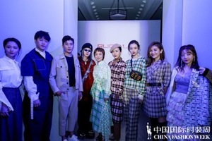 中国国际时装周:真无线降噪耳机亮相T台