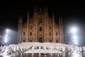 盟可睞Moncler70周年慶典揭幕，華彩輝映米蘭大教堂廣場