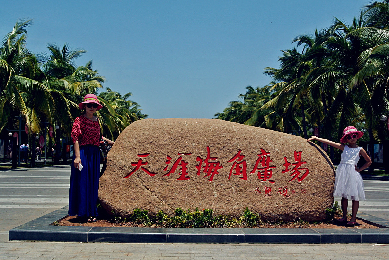 天涯海角景区海湾,沙滩上大小百块磊石耸立,上有众多石刻.