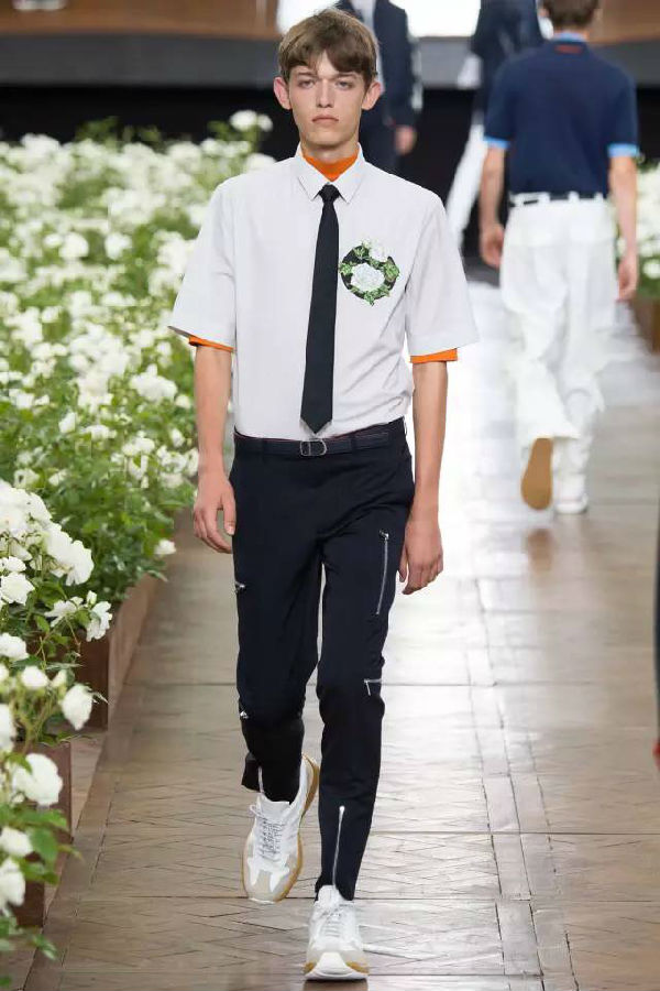 想起那片玫瑰园，以及大步走的Dior男孩