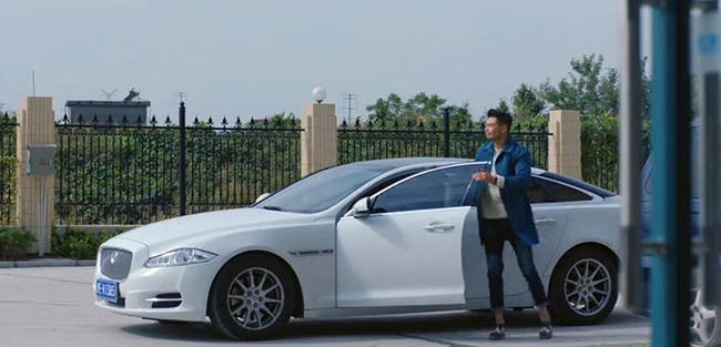 他的座驾是一辆白色的2012款捷豹xj,与人物性格也是挺相符的,帅气霸道
