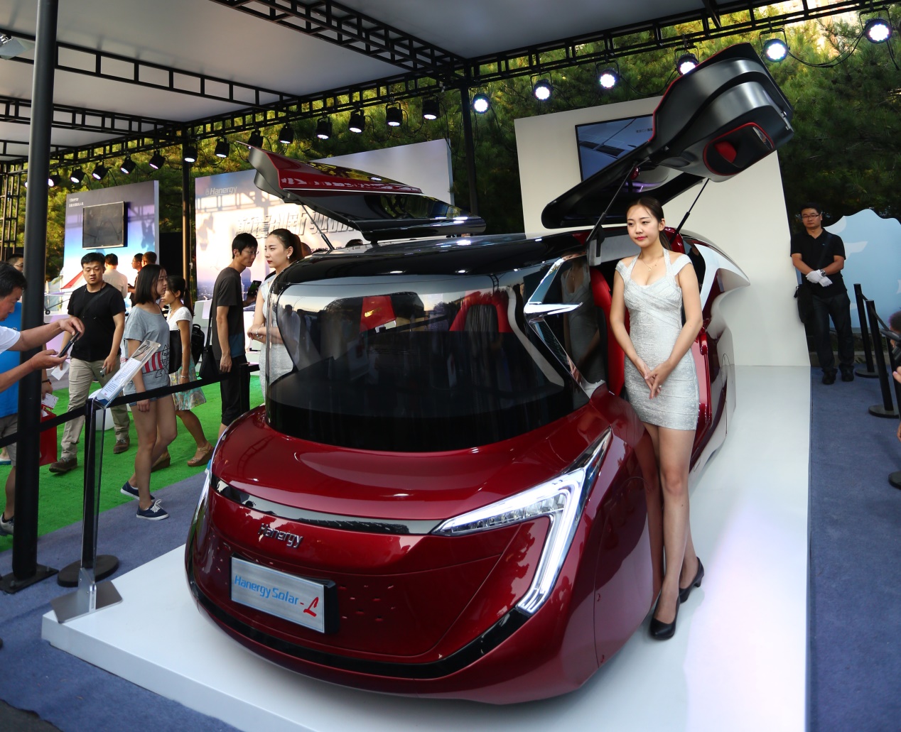 汉能发布全太阳能动力汽车 李河君自驾巡游全场