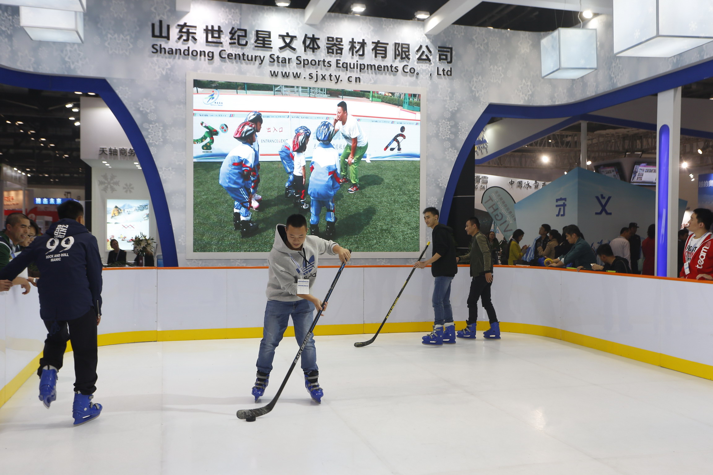 推动实现 3 亿人上冰雪目标 首届冬博会在京成功开幕