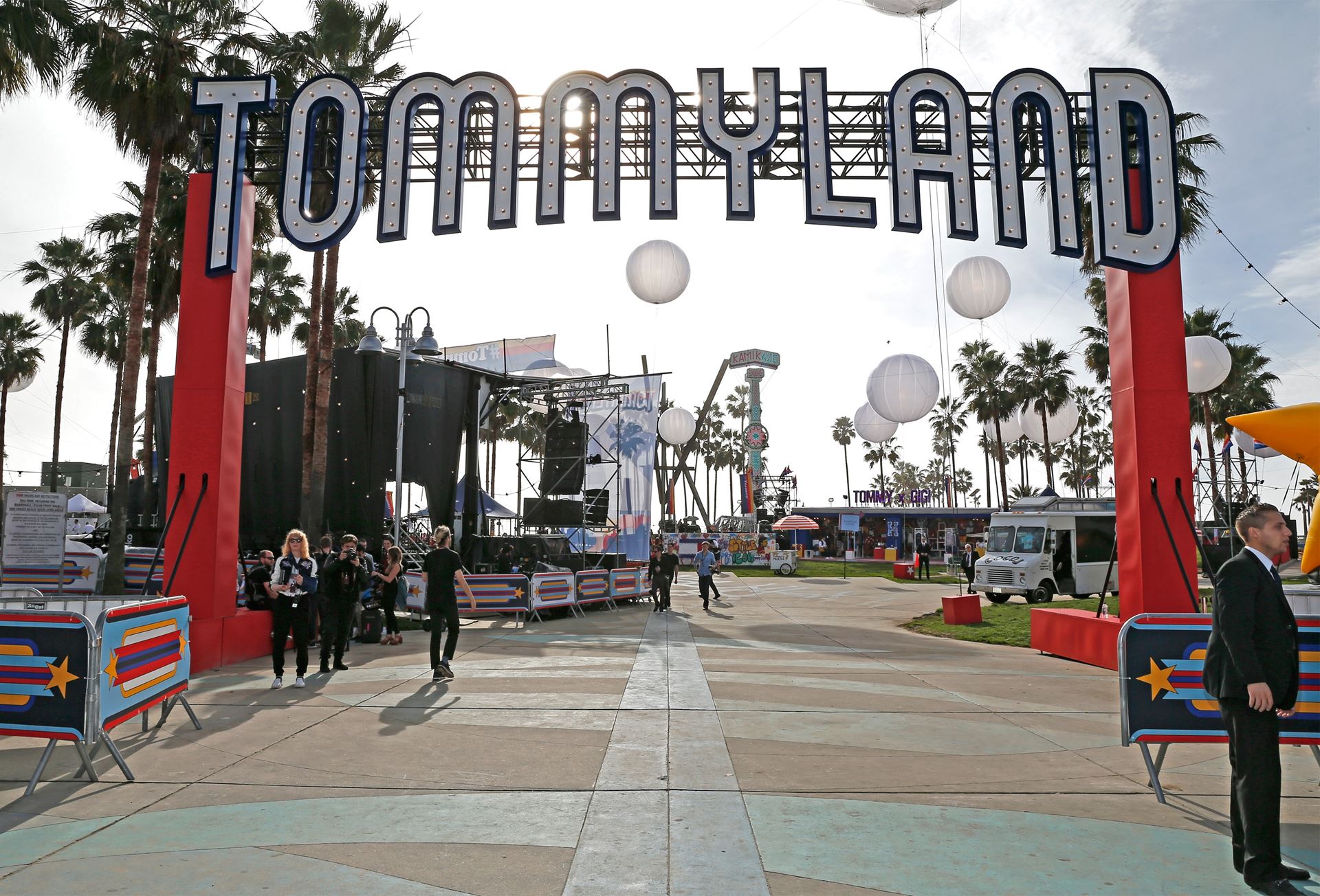 TOMMY HILFIGER将消费者体验式时装秀TOMMYNOW 带入美国加州威尼斯海滩的TOMMYLAND
