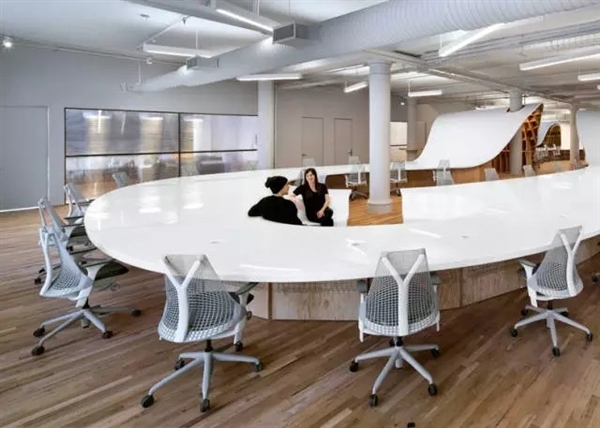 新设计，一张330米长的桌子想让大家同时办公