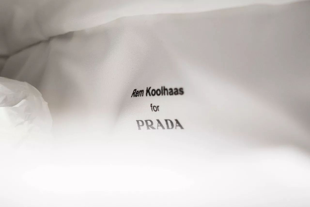 设计了央视大裤衩的男人，这次帮Prada设计了一件防弹背心