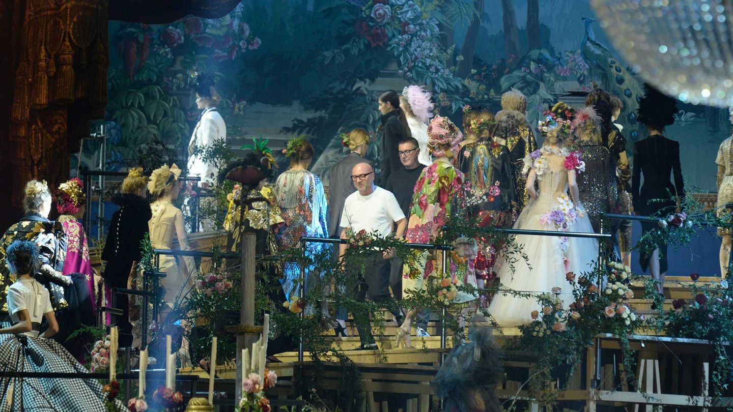 teatro alla scala举行的高定女装时装秀后,domenico dolce和stefano