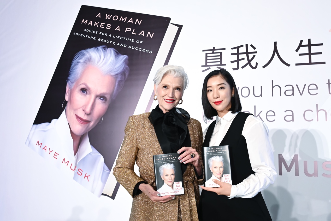 传奇女性maye musk(左)与真珠美学创始人peggy sun(右)手持maye新作