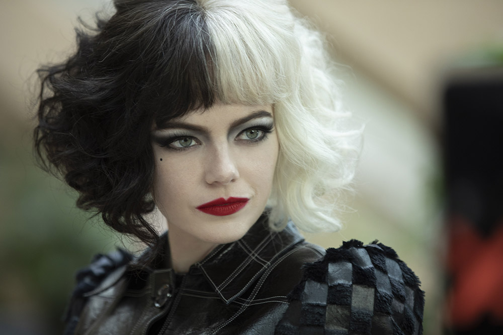 emma stone在《黑白魔女库伊拉》中狂野妆容背后的隐藏含义