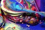 当肥皂遇上颜料 艺术家打造多彩银河系如梦如幻 