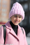 明星街拍：冬天最溫暖的事，就是帶上一頂絨線帽