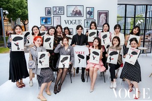 新生代插画师何平 ，现场带领大家赏析Vogue经典的时装大片，并展示自己为Salon创作的Vogue插画T恤。