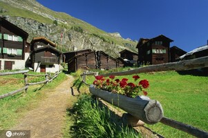 瑞士采尔马特，最容易到达的天堂。阿尔卑斯群峰中的采尔马特是个美丽的天堂小镇，上帝给了它巍峨的高山、...