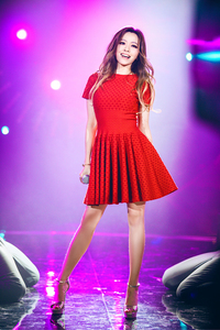 ALAIA 2015春夏系列的紅色連身裙，十分契合第六期張靚穎演唱熱情如火的《忘情森巴舞》。