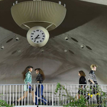 #SuzyCruise: Louis Vuitton Revives A Modernist Building At JFK Airport-Suzy Menkes专栏