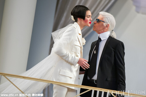 那个为老佛爷高定谢幕的姑娘 在街拍中也美翻了