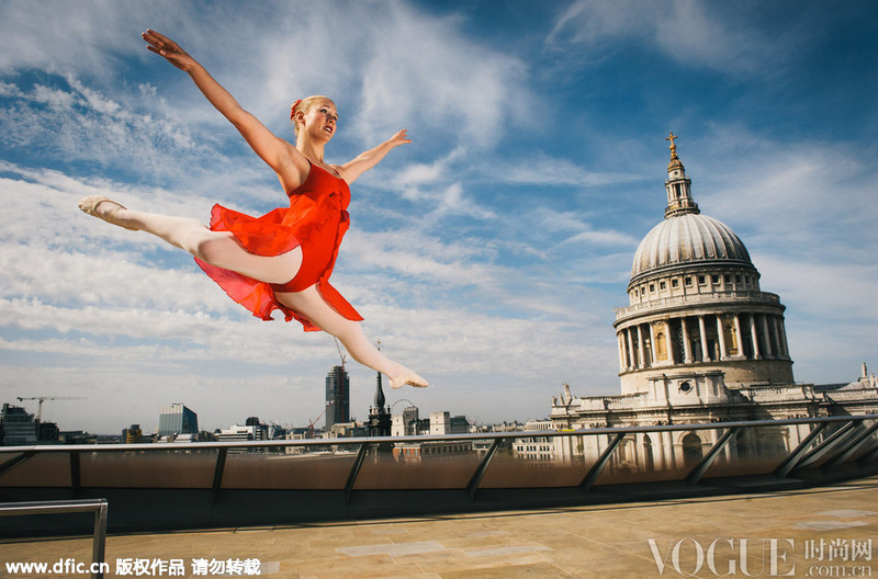 “极限芭蕾”舞者伦敦街头展现舞姿 惊险动作令人手心冒汗 
