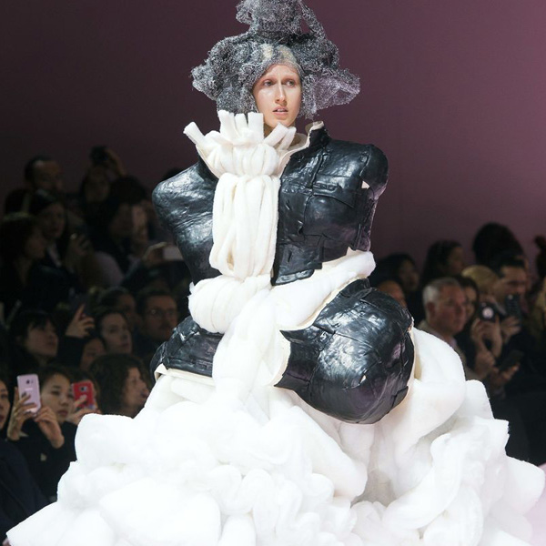 Suzy巴黎时装周：Comme des Garçons – 廓形的未来