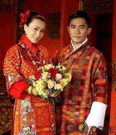 刘嘉玲梁朝伟婚纱照选择了群山环绕的不丹，浓厚的宗教气息、零污染的大自然及纯朴的民风，都令玲姐和伟仔的婚纱照更显独特与脱俗。