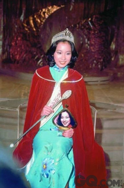  评语： 港人心中最美的港姐，从来便是朱玲玲。1977年，19岁的他一举多得“最上镜小姐”和总冠军。形象健康，高贵的题，最为人称道的是她的美貌和智慧，被誉为“气质高雅的港姐”、“港姐中的港姐”。是全香港曼人的梦中情人，经典意义绝非后人能比。而且朱玲玲开创了港姐嫁入豪门的先河，与霍震霆分手后，低调嫁给罗康瑞。里没人永远是豪门的命，是港姐里的真正传奇。