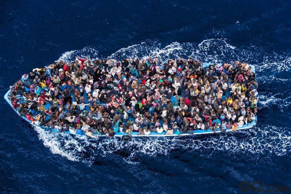 1.	意大利海军前往地中海营救移民。在当地时间7月20日晚间至21日凌晨，4艘海军军舰救起了近800位移民。成千上万的人们从中东和非洲地区在超载的船上，承受着绝望和风险，为了更好的生活前往欧洲移民。不幸的是，许多人在这场行程中将死亡作为了代价。摄影师：马西莫（北极星图片社）