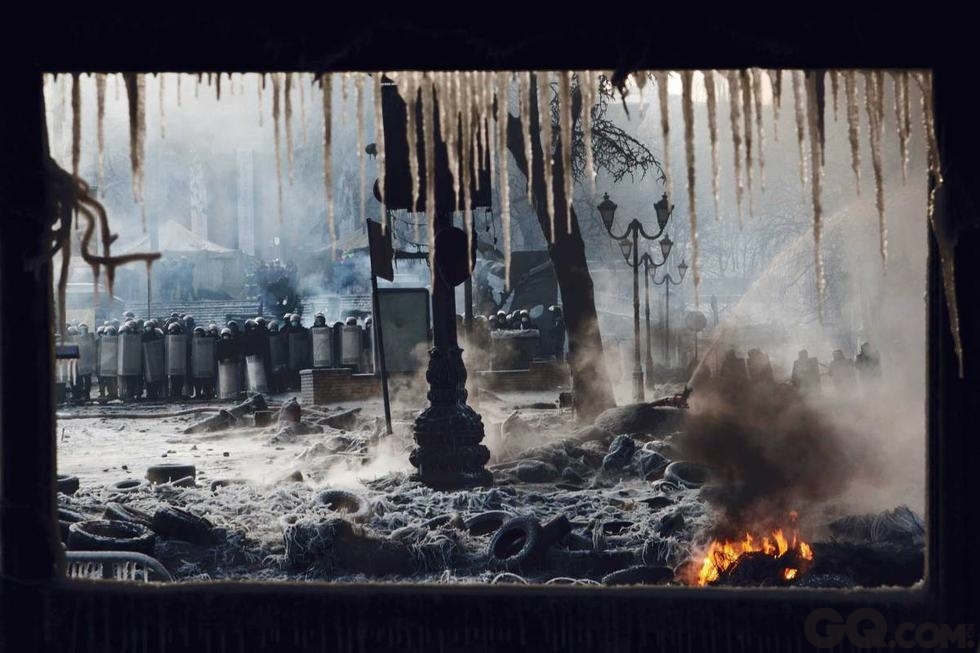9.	从一辆公共汽车窗户的视角，描绘了乌克兰首都基辅发生的暴力抵抗摧垮亲俄政府事件，是一场如同电影般的冰与火之战。摄影师：麦克唐奈