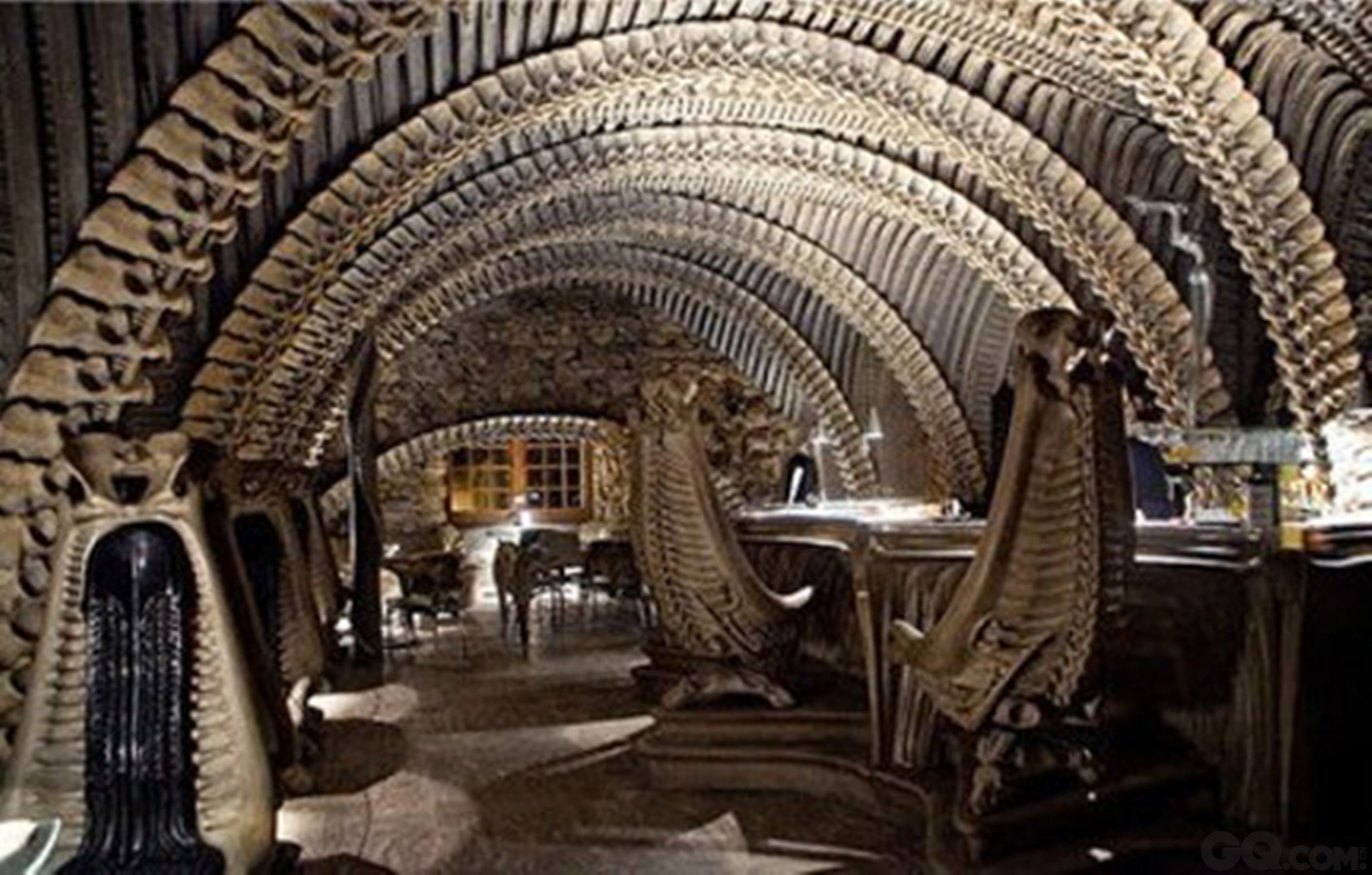 这家位于瑞士的连锁餐厅是为了向瑞士著名画家、雕塑家和布景师致敬的，以电影《外星人》为基础，设计出艺术感和视觉效果。