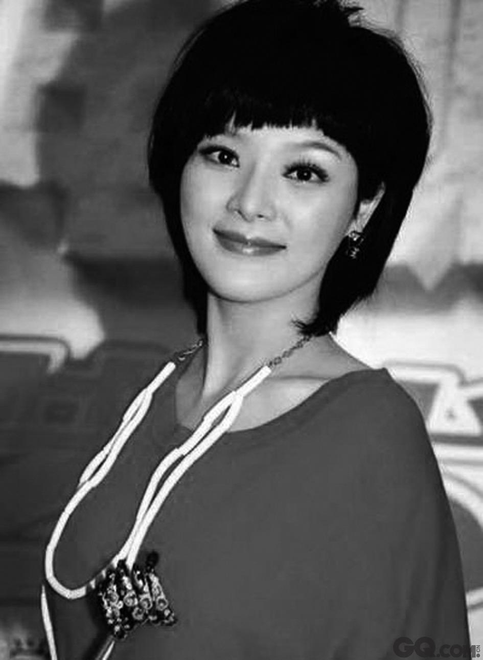 胡蝶是陕西汉中人，曾为《朝闻天下》女主播，她以靓丽的形象和时尚的服装入主央视后，其清新的形象刮起了一阵风潮，立即吸引粉丝目光，她更被粉丝誉央视最美女主播。