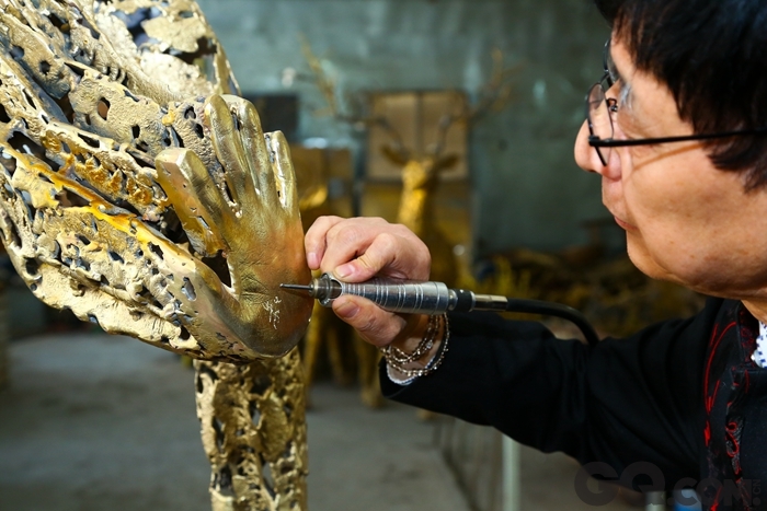  “手创之云”花费了近一年的时间设计制作完成。朱炳仁大师在克鲁奇先生设计作品的基础上，利用铜熔方式铸造、加以庚彩工艺上色锻造出致敬之作。