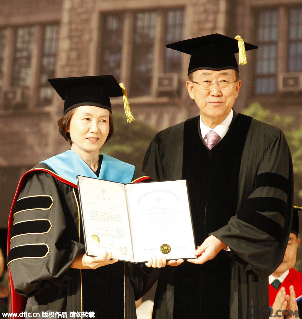 当地时间2015年5月20日，韩国首尔，联合国秘书长潘基文在梨花女子大学获颁名誉女性学博士学位，以表彰其在女性平等、伸张人权等方面做出的卓越贡献。