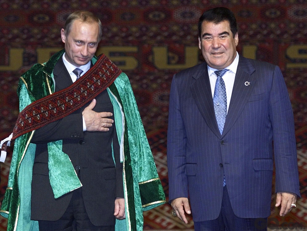 当地时间2000年5月19日，土库曼斯坦，俄罗斯总统普京穿着学士服接受荣誉学位。   
