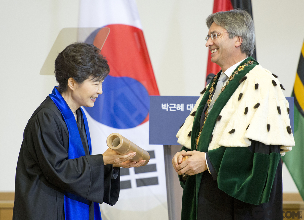 当地时间2014年3月28日，德国德累斯顿，韩国总统朴瑾惠获得德累斯顿科技大学荣誉博士学位。   