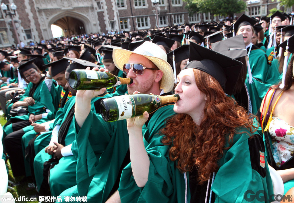 2011年5月20日，美国圣路易斯，学生在毕业典礼上喝香槟。   