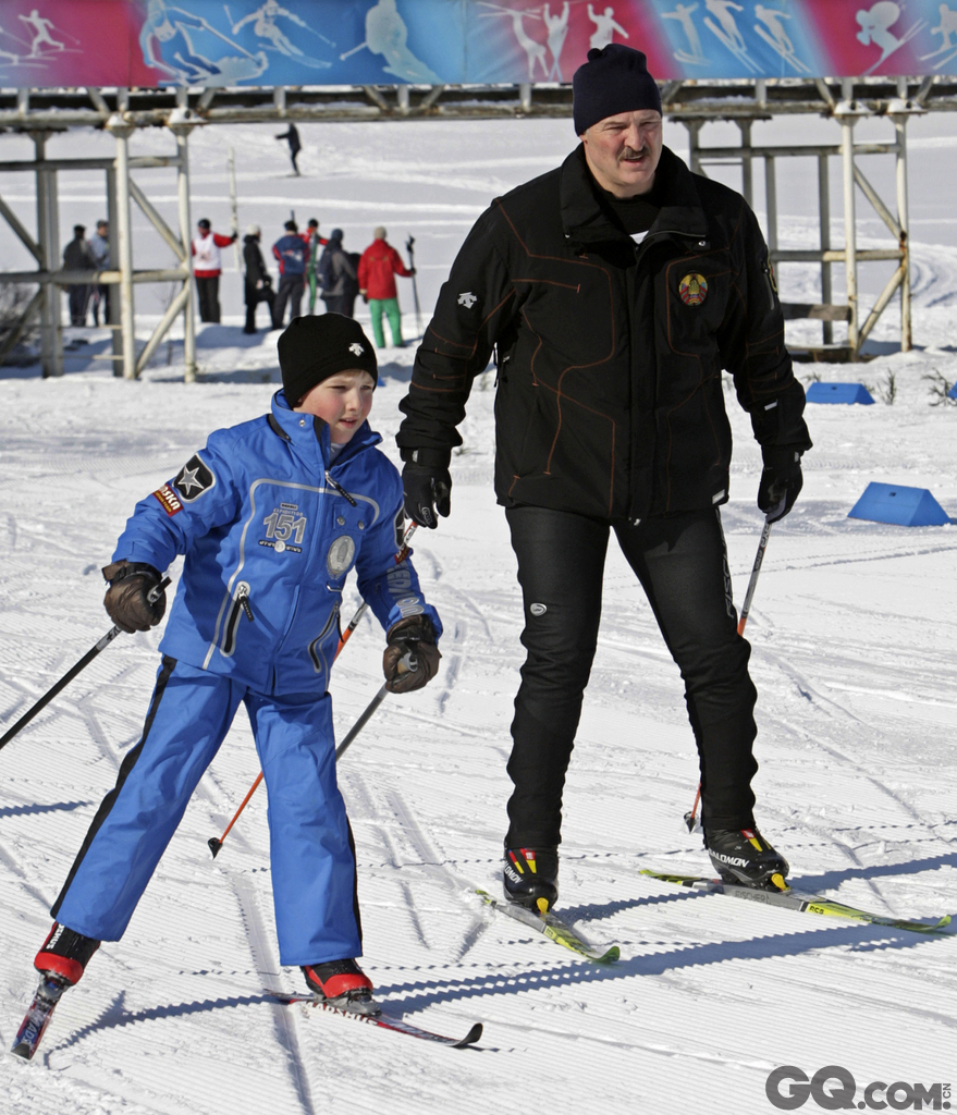 白俄罗斯Raubichi，白俄罗斯总统卢卡申科与儿子尼克拉一起滑雪。  