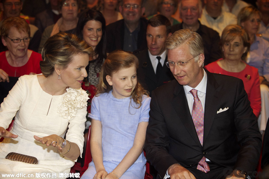 比利时梅赫伦，比利时国王菲利普携妻子和女儿伊莉莎白公主观看音乐剧， 一家人和乐融融超温馨。   