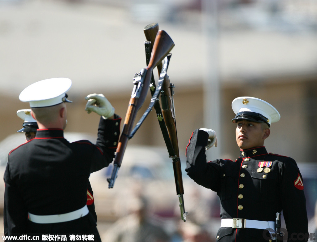 美国加州，海军士兵参加花式操枪表演。   