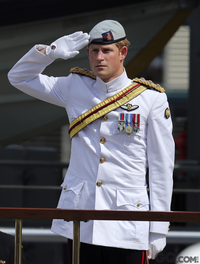澳大利亚悉尼，英国哈里王子出席国际舰队大阅兵仪式，一身军装英姿飒爽。国际舰队大阅兵是澳洲的一项传统军事检阅活动，为纪念1913年10月4日皇家澳大利亚舰队第一次驶入悉尼港。 