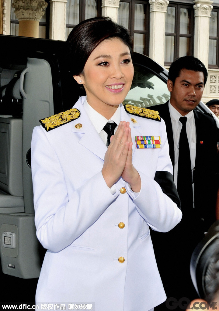 泰国总理英拉身着军装。